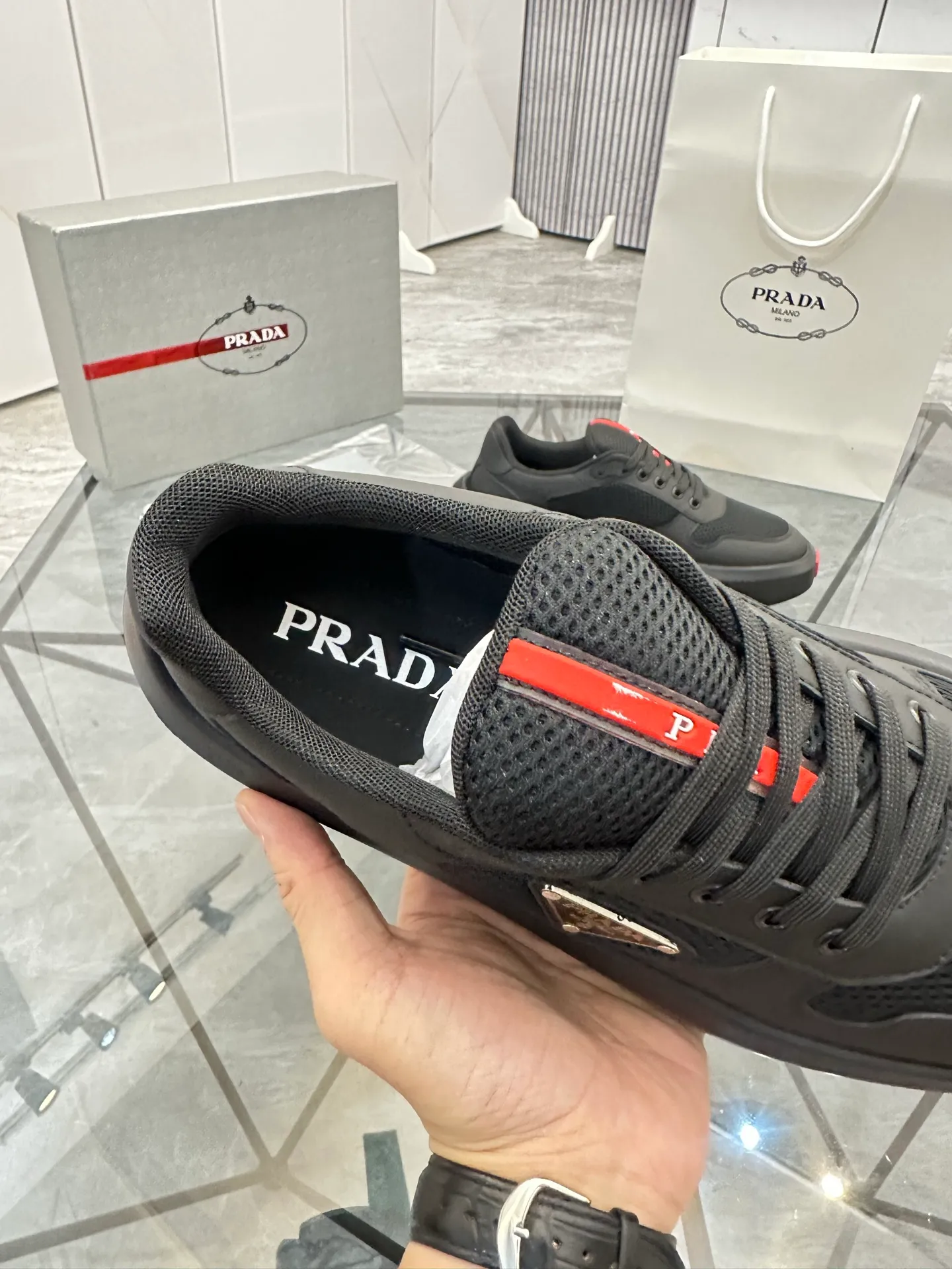 Men's shoes: 💰P620¥ High-end top quality Product trademark: Prada *"Prada*" low-top casual shoes Regular size: 38-45 (can be customized to 46) Product materials: imported first-layer cowhide leather on the upper spliced ​​with original fabric, breathable lining, cowhide foot pads, original ultra-light foam outsole. No.: 001